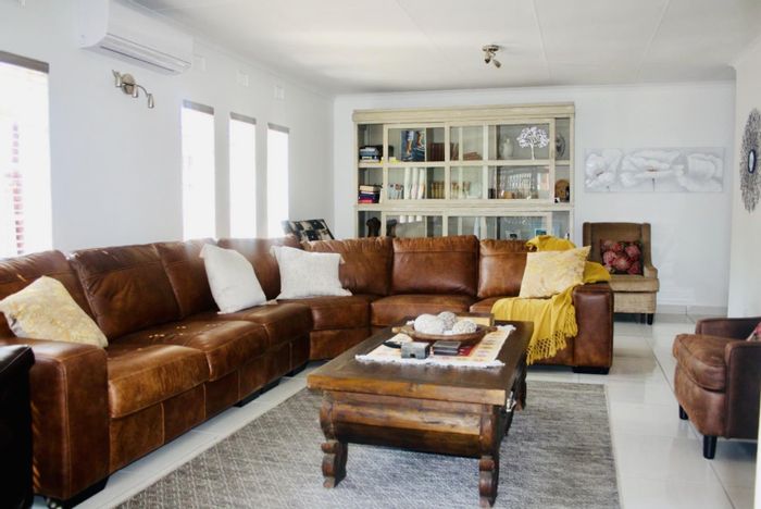 For Sale: Townhouse in Vryheid Central with 3 beds, double garage, and water tank.