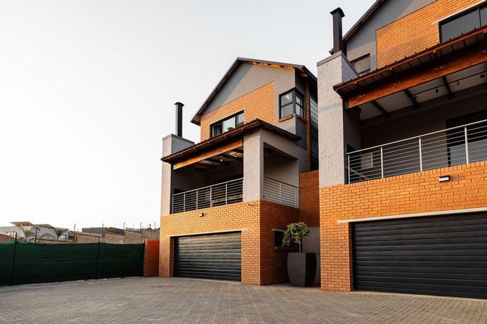 Luxury Townhouse To Rent in Olympus: 3 beds, garage, garden, security features.