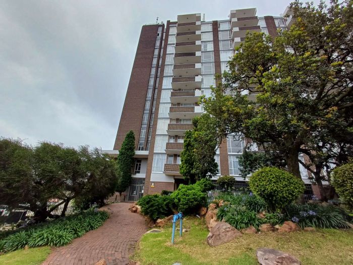 To Rent: Spacious 2-Bedroom Apartment in Constantia Kloof with Pool and Security.