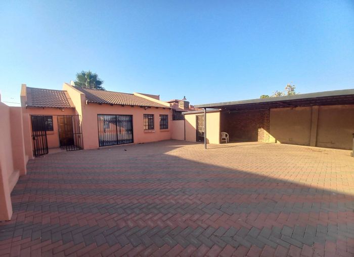 Elandspoort House For Sale: 3 bedrooms, pool, spacious yard, secure parking.