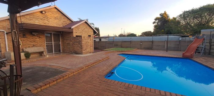 For Sale: House in Florentia with pool, study, security features, and ample parking.