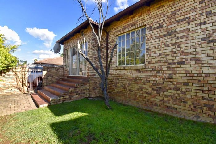 3-Bedroom Townhouse For Sale in Randburg Central with private garden and parking.