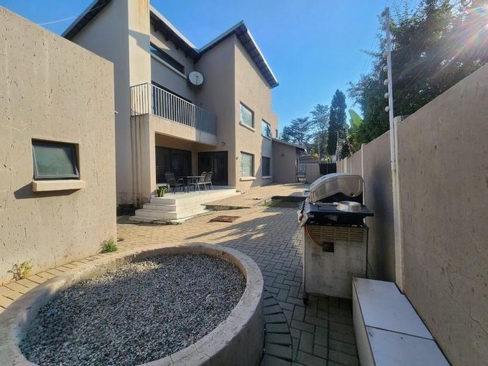 Lambton House For Sale: 3 bedrooms, splash pool, detached flat, double garage.