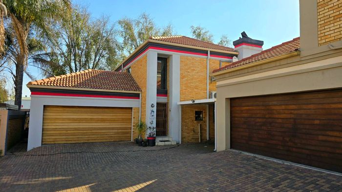 Meyersdal Townhouse For Sale: 3 Bedrooms, Entertainment Room, Solar Power, Exclusive Community.