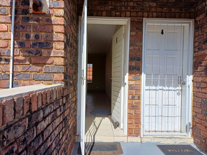Townhouse For Sale in Winchester Hills: 2 Bedrooms, Open-Plan Living, Parking Available.