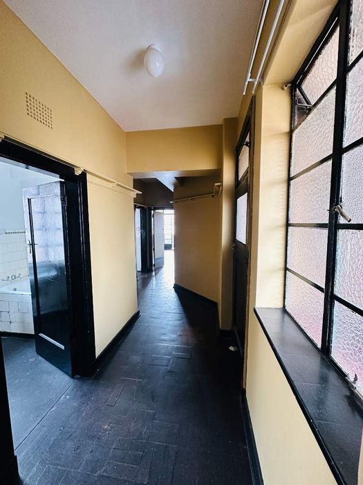 Apartment To Rent in Joubert Park: 24-hour security, WiFi, near transport and shopping.