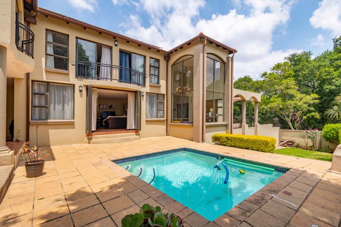 For Sale: House in Centurion Golf Estate with pool, office, solar panels, and staff room.