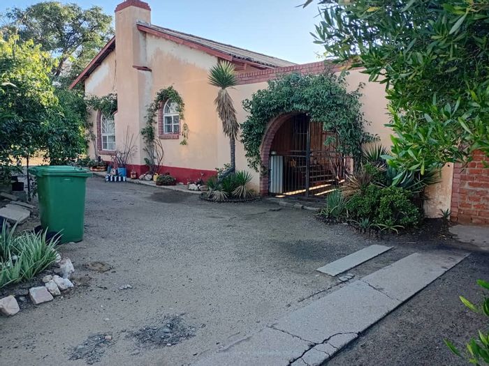Windhoek North House For Sale: 3 bedrooms, braai area, 2 outside rooms.