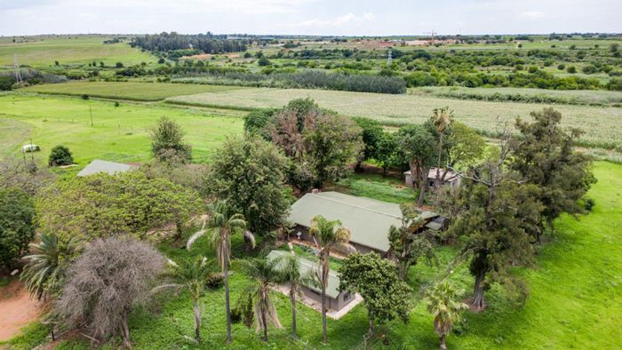Commercial farm in Waterval AH for sale: strong water supply, irrigation, and structures.