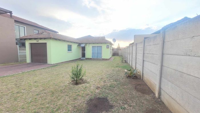 3 Bedroom house for sale in Alveda Park with garage, garden, and amenities nearby.