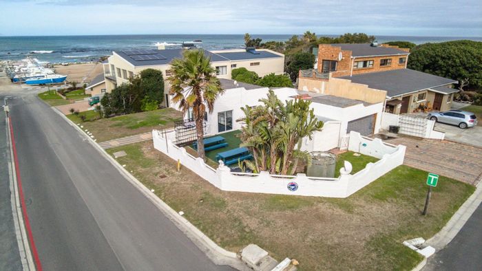 Kleinbaai House For Sale: Prime location, versatile space, ideal for business or home.