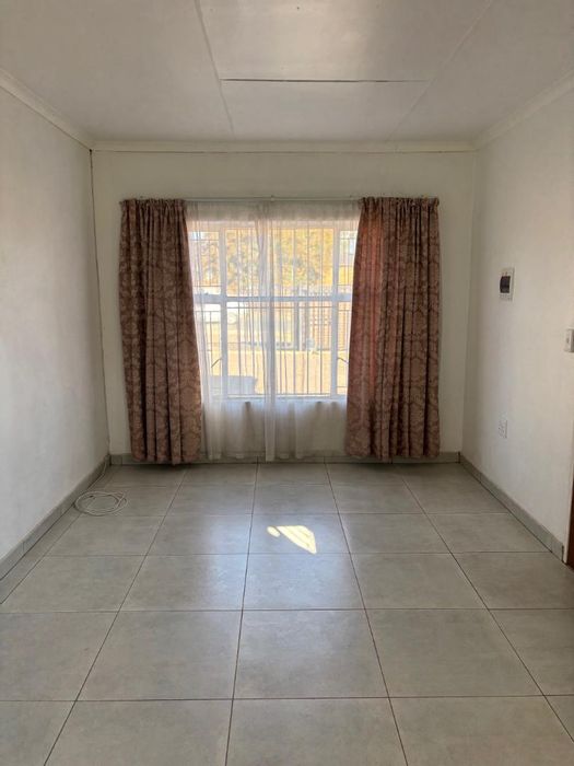 Belfast Central Apartment To Rent: 1 bedroom, pre-paid electricity, secure parking.