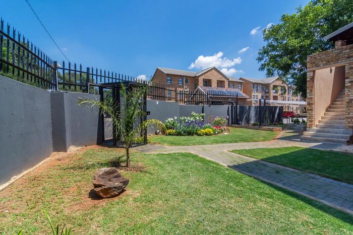Spacious 3-bedroom apartment in Princess AH with balcony, Lapa, and secure access.