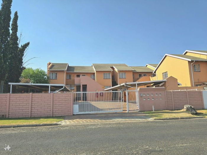 Townhouse for Sale in Alberton Central: 2 bedrooms, full bath, cozy complex.