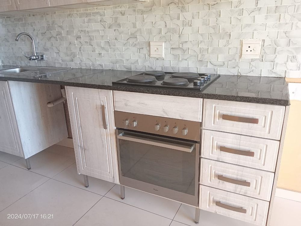 Modern 2 Bedroom First Floor Unit in Kleynbosch For Sale in Birch Acres, Kempton Park