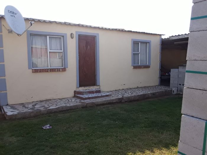 Zwide House For Sale: 1-bedroom, spacious lounge, dining room, large yard.