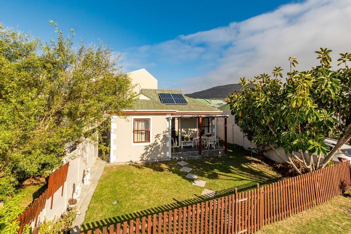 For Sale: 2-Bedroom House in Milkwood Park with Stunning Mountain Views and Amenities!