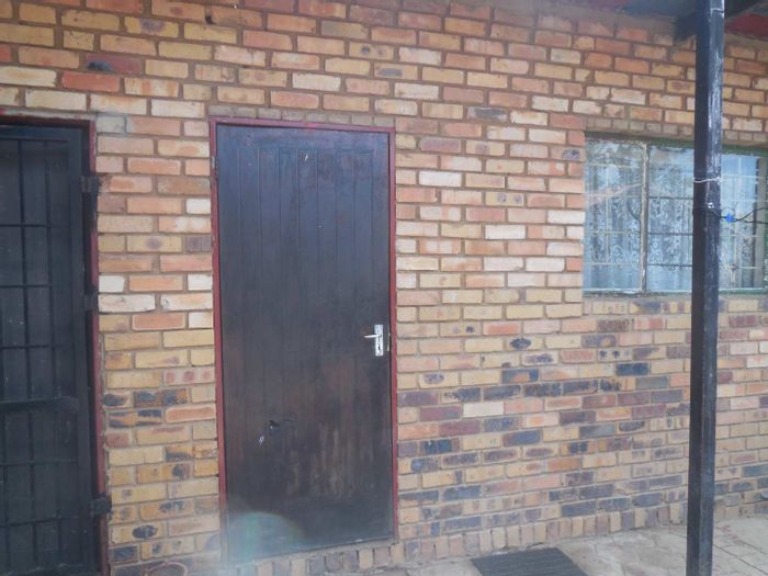 Eersterust Cluster To Rent: Rooms from R1500, electricity included, shared toilets.