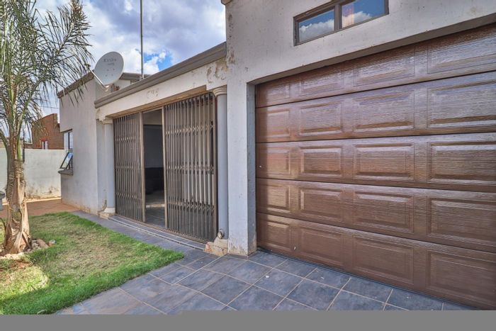 House for Sale in Tsakane: 3 Bedrooms, Double Garage, Open Plan Living, Outdoor Space.