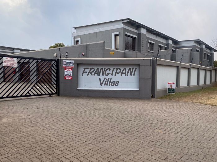 2-Bedroom Townhouse For Sale in Vanderbijlpark South East with Garage and Braai Area.