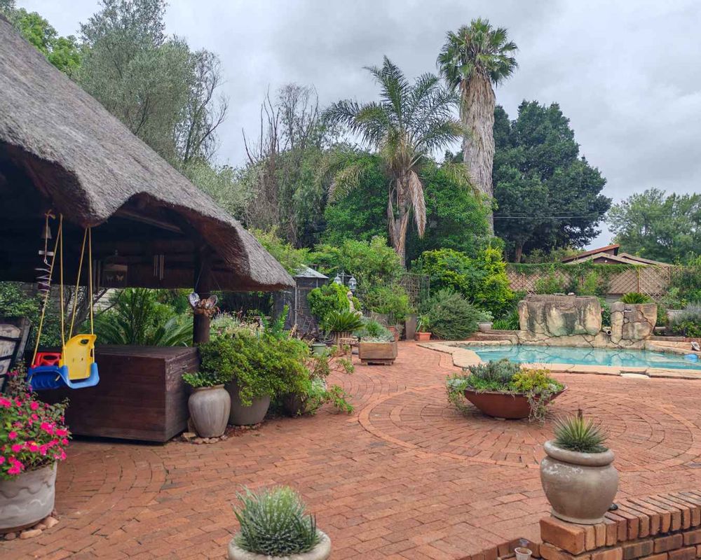 Lapa with built-in braai and swimmingpool area