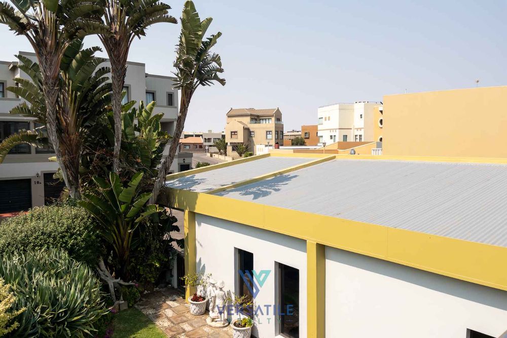 Luxurious House For Sale, Long Beach Ocean Views, Spacious Living Area