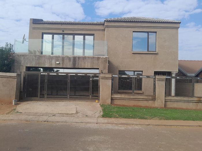 5-bedroom house in Vosloorus with double garage, secure gate, and laundry space. To Rent.