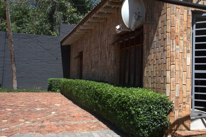 Rosebank Cottage To Rent: Furnished, 1 bedroom, WiFi included, no pets.