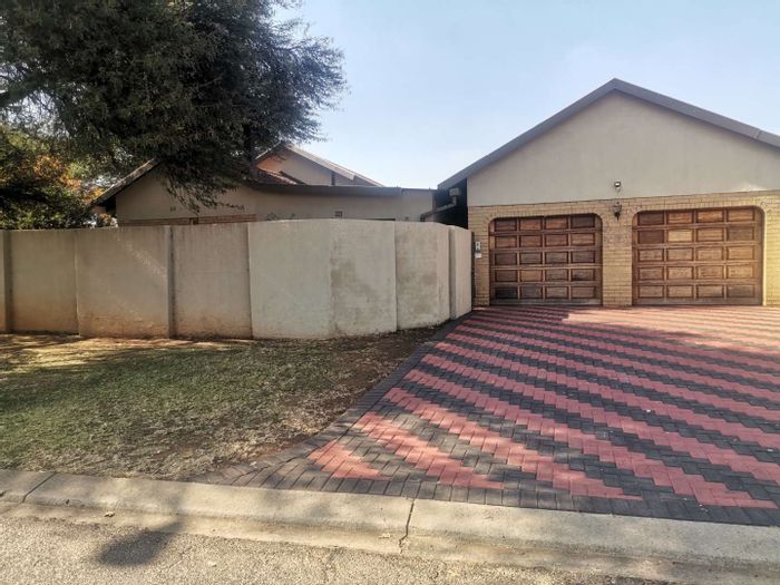 For Sale: House in Vanderbijlpark South East 6 with pool, lapa, and entertainment room.