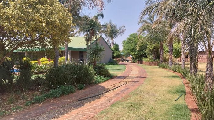 Property #2188701, Small Holding for sale in Mooikloof