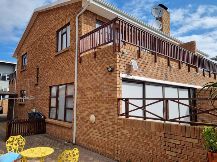 Townhouse To Rent in Hartenbos Central: 3 beds, braai room, 250m to beach.
