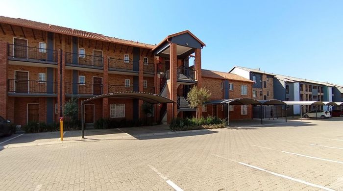 Wolmer Apartment For Sale: 1 bed, open-plan kitchen, secure community, covered parking.