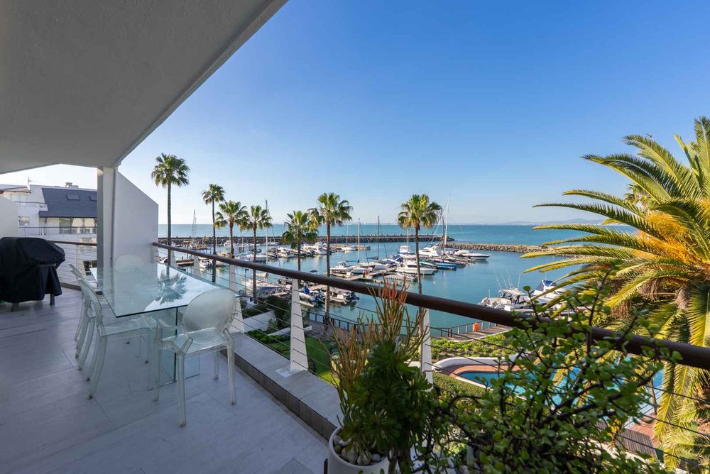 Balcony/outdoor dining