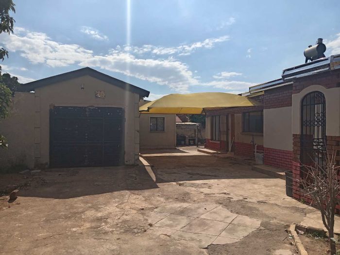 House for Sale in Soshanguve Ext: Large yard, outdoor room, 3 bedrooms.
