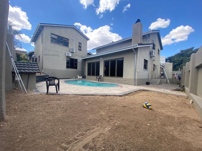 Hochlandpark House For Sale: 3 beds, guest quarters, pool, air conditioning.