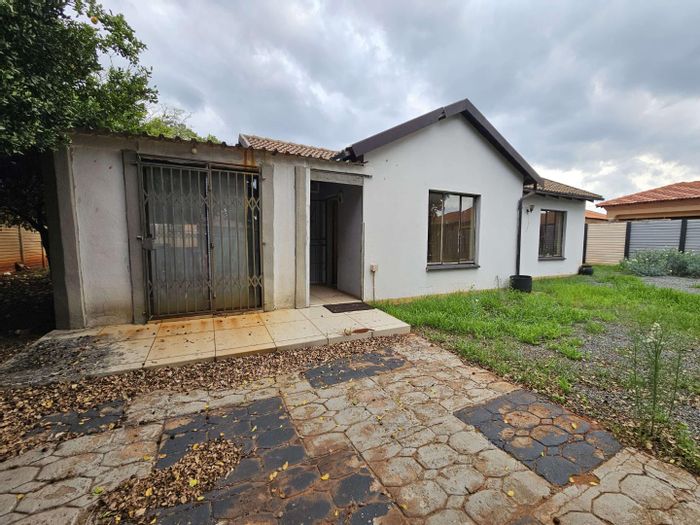 3-Bedroom House in Clarina For Sale with Lapa, Extra Room, and Secure Parking.