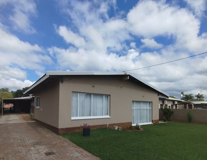 Family House For Sale in Pretoria North with Pool, Study, and Spacious Yard.