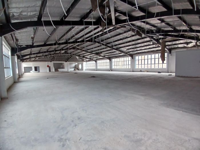 Industrial warehouse in Brickfield to rent, 1,000 sqm with goods hoist access.