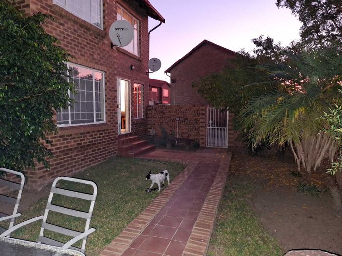To Rent: 2-Bedroom Townhouse in The Reeds with garden, garage, pet-friendly.