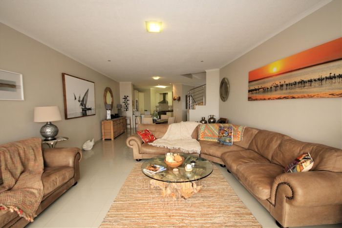 Beachfront townhouse in Long Beach to rent, 3 beds, indoor entertainment area.