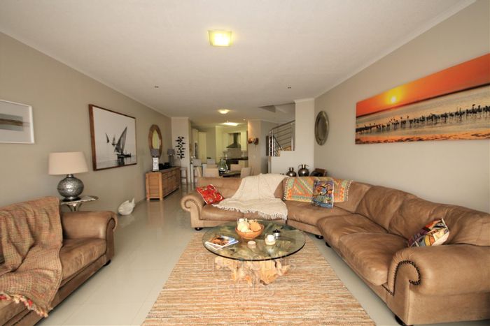 Beachfront Long Beach townhouse to rent, featuring 3 bedrooms and entertainment area.