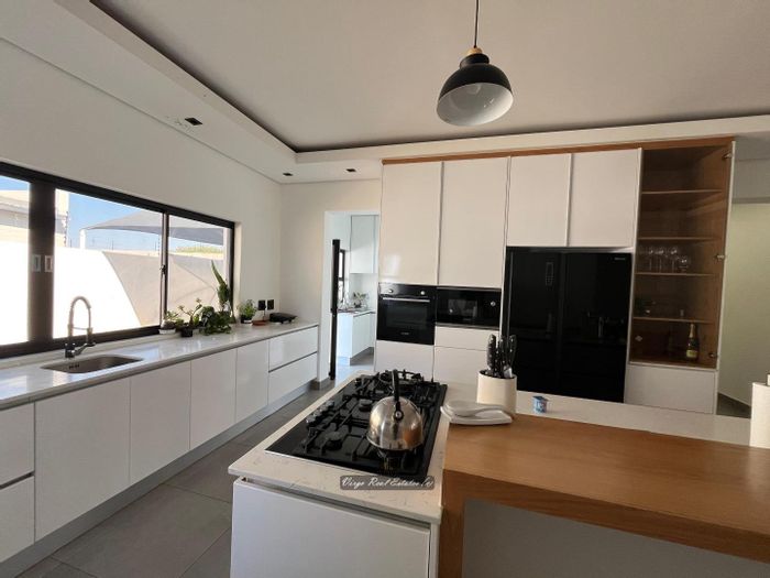For Sale: House in Academia with 3 bedrooms, 2-bedroom flat, and double garage.