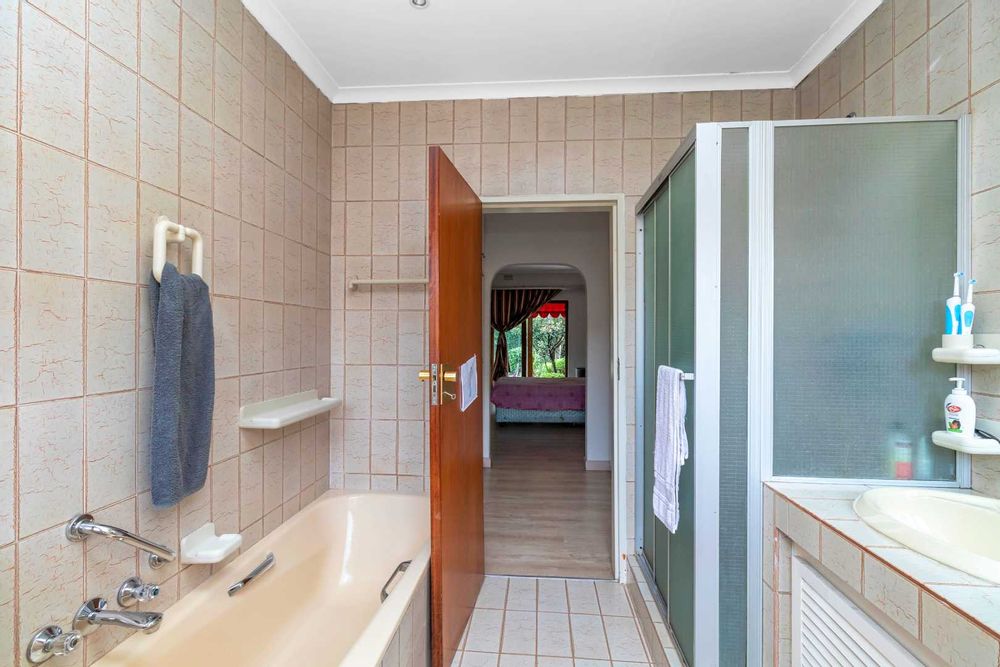 Bathroom en-suite with bath and shower