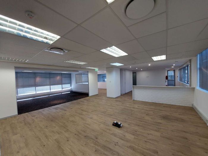 Office To Rent in Bedfordview Central: 1893 sqm, open-plan, private offices, kitchens.