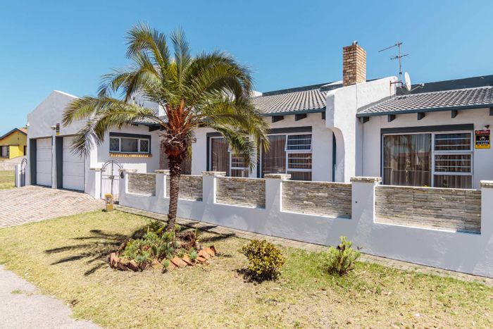 Malabar House For Sale: Spacious living, braai area, four-car garage, security features.