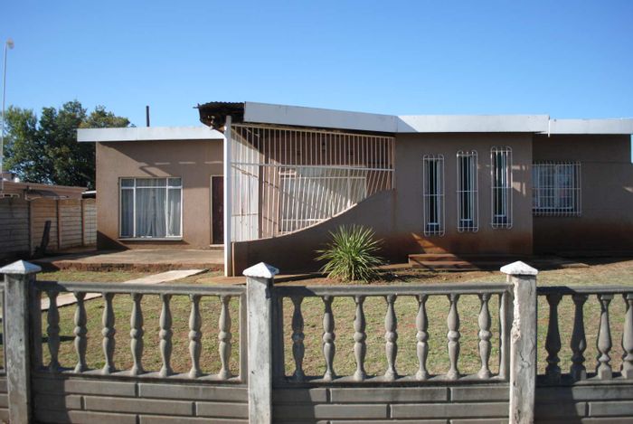 Rothdene House For Sale: 3 Bedrooms, flatlet potential, spacious yard, staff accommodation.