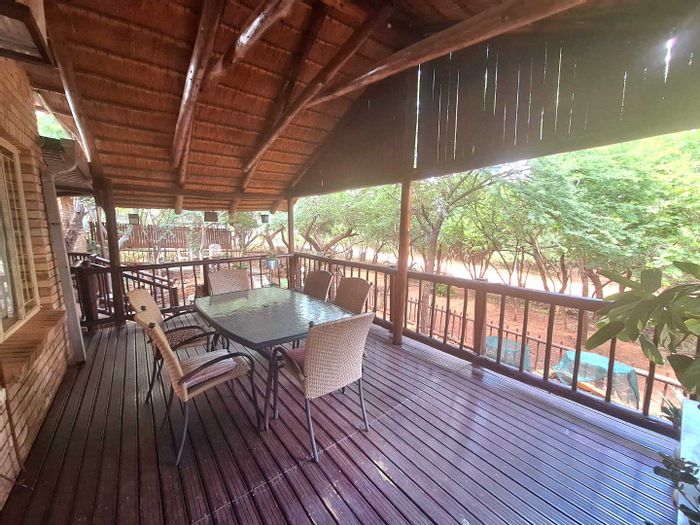 House For Sale in Leeupoort Central: 4 beds, studio, garden, carport, air conditioning.