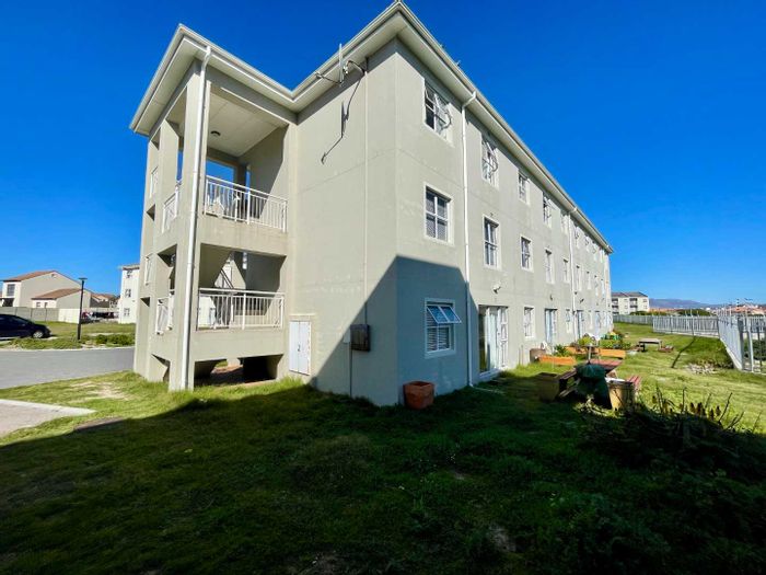 Property #2144030, Apartment for sale in Muizenberg