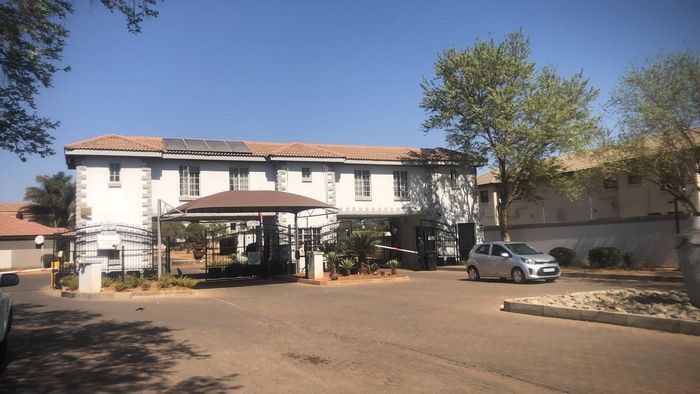 For Sale: Apartment in Sherwood Gardens with 1 bedroom, secure parking, and amenities.