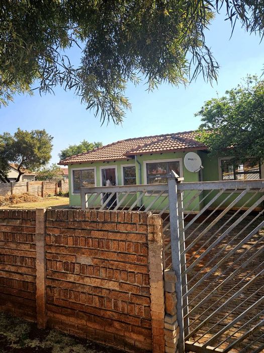 3-Bedroom House in The Orchards with Spacious Yard and Ensuite Bathroom For Sale
